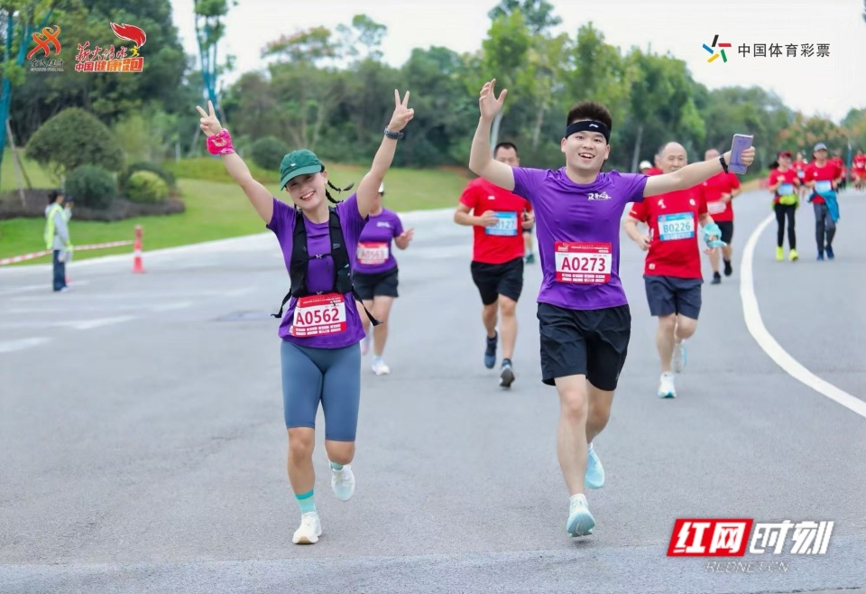 中秋, 余名跑者与, 演出