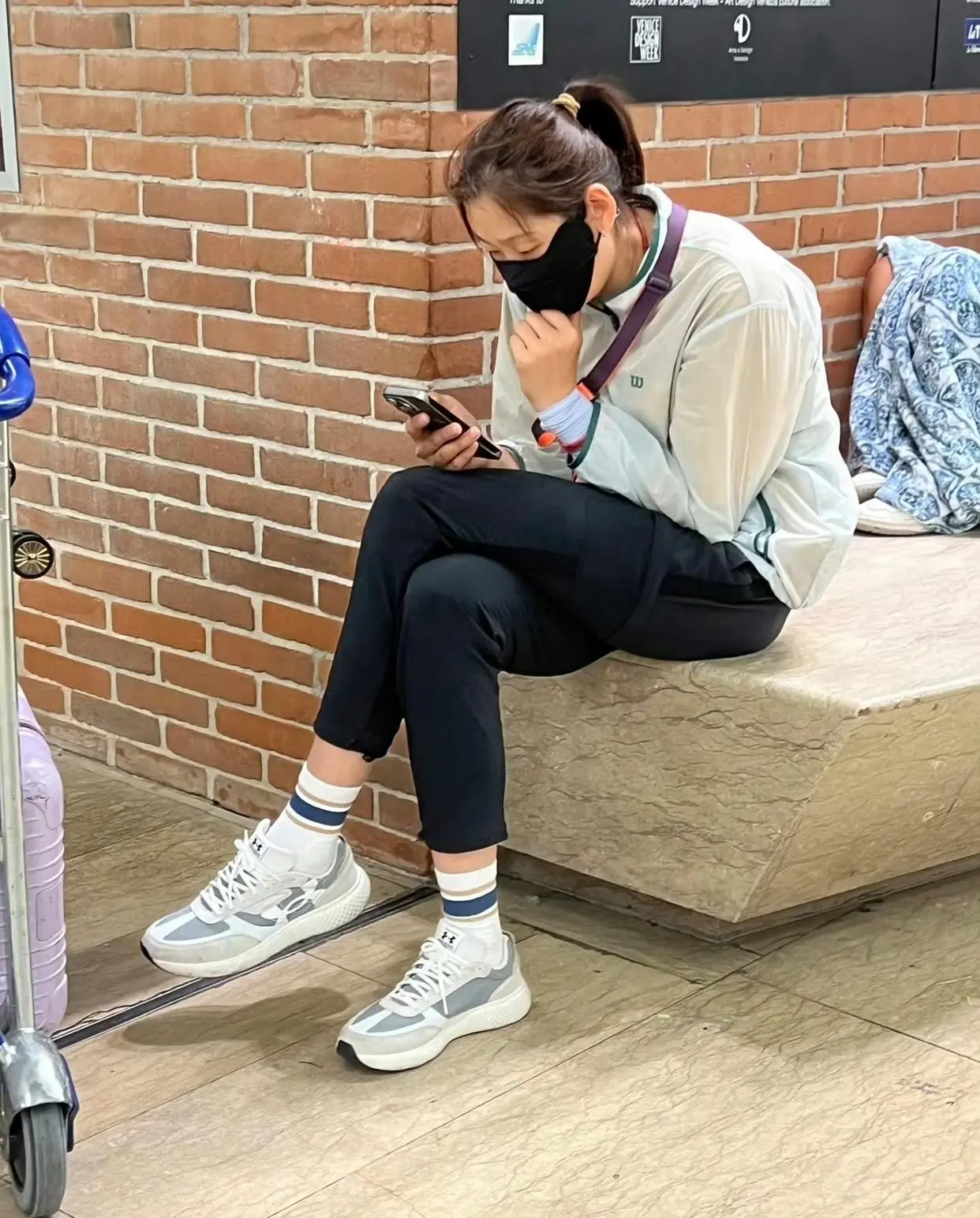 表示她俩坐, 队夺得女排